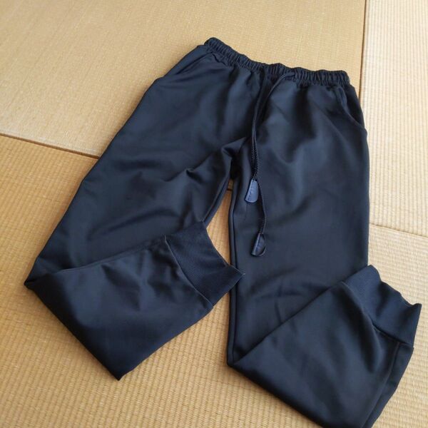 黒のジャージズボン