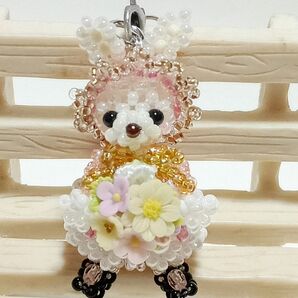 262.うさぎちゃん ホワイトマーガレットのアレンジブーケ 樹脂粘土 ビーズ ハンドメイド ストラップ