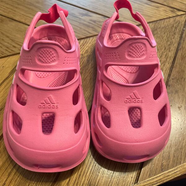 adidas サンダル ピンク