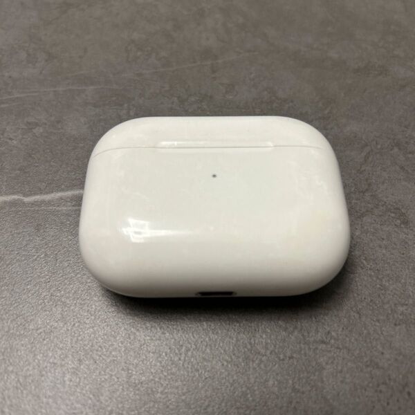 初代AirPods Proです。 充電用ケースのみです。