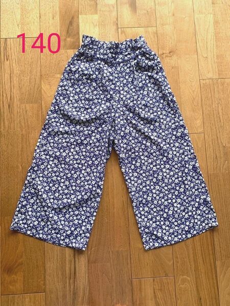 GU 140 ワイドパンツ 花小柄 ブルー系