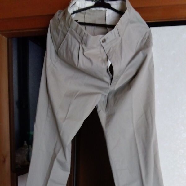 ベージュのパンツ