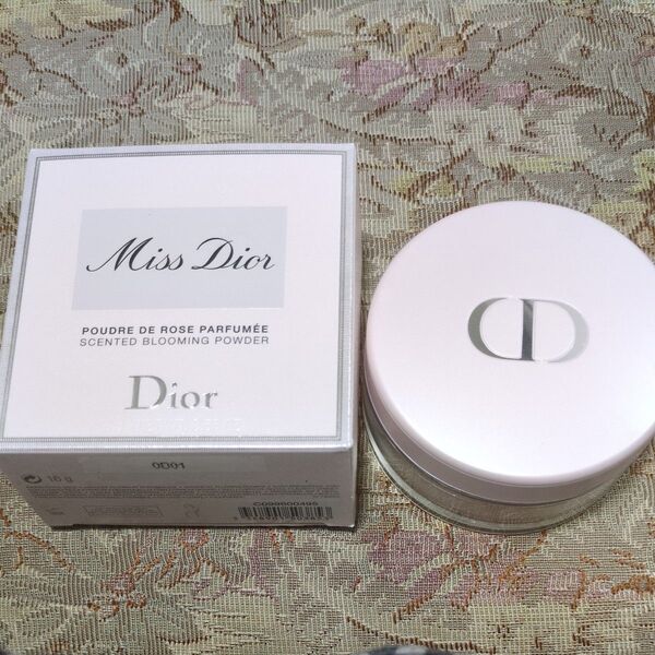 Miss Dior ブルーミング ボディ パウダー