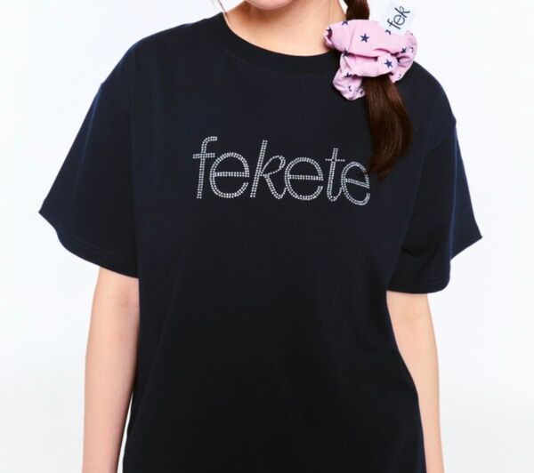 【期間限定価格】【当日発送】【新品未開封】FEKETE ラインストーンfeketeロゴTシャツ ネイビー Sサイズ