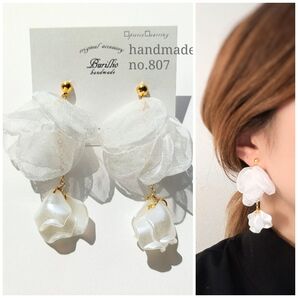 no.807 ホワイト白シフォン×パール花びら ピアスイヤリング 揺れる 上品 ロング