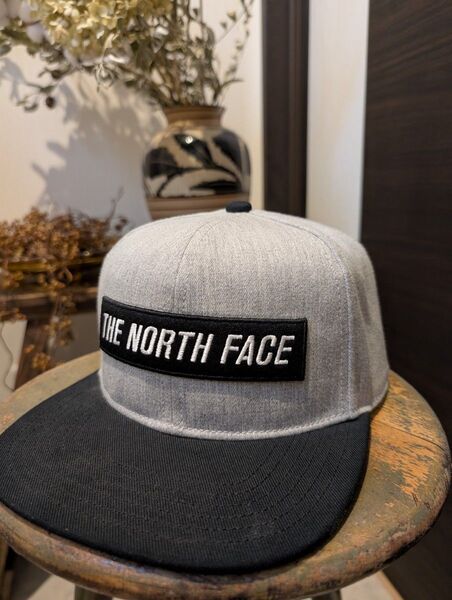 美品 ザ ノースフェイス キャップ NORTHFACE 帽子 メンズ グレー×黒 ロゴ