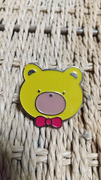SANRIO キッズベアハウディのピンバッチ