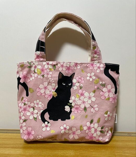 キルトゲイトの百華繚蘭の黒猫と桜の口布ファスナー付き仕切りファスナーポケット付きミニバッグ