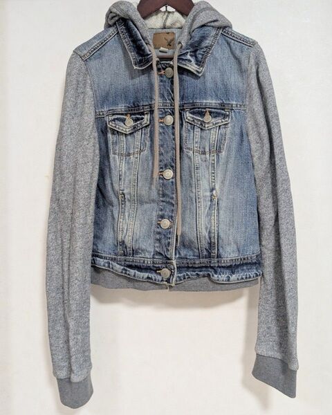 【AMERICAN EAGLE】重ね着風パーカーフード付きデニムジャケット 青 灰色 ブルー グレー Gジャン レディースM