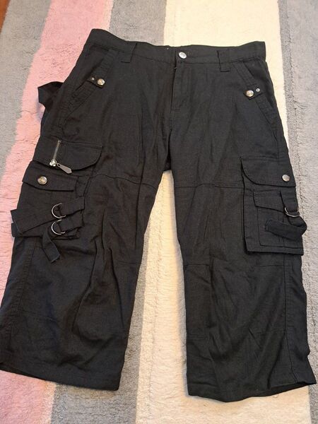 黒の七分丈カーゴパンツ
