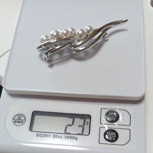 Cest Bienセビアンフェイクパール ブローチ アクセサリー。オークション商品。刻印あります。boxお付け致します。