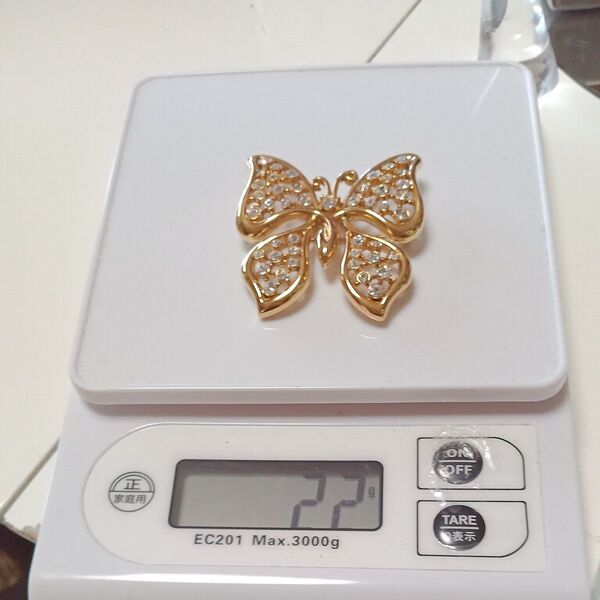 MONETモネ。チョウチョ蝶ゴールドカラーブローチ。 アクセサリー。オークション ブローチ。刻印あります。boxお付け致します。