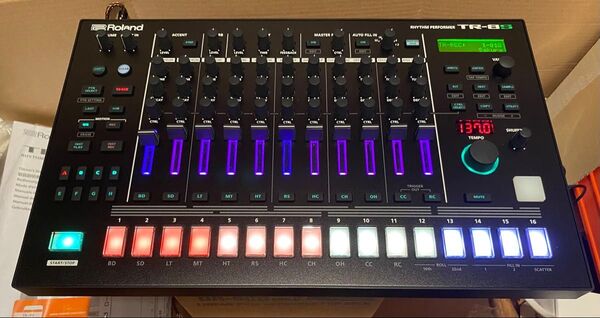 Roland Rhythm Performer TR8S ローランドドラムマシン