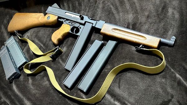 WE-TECH トンプソン M1A1 CYBERGUN GBB ガスブローバック スリング付き マガジン3本付き