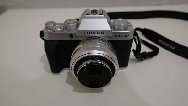 FUJIFILM X-T200 シルバー ミラーレス一眼