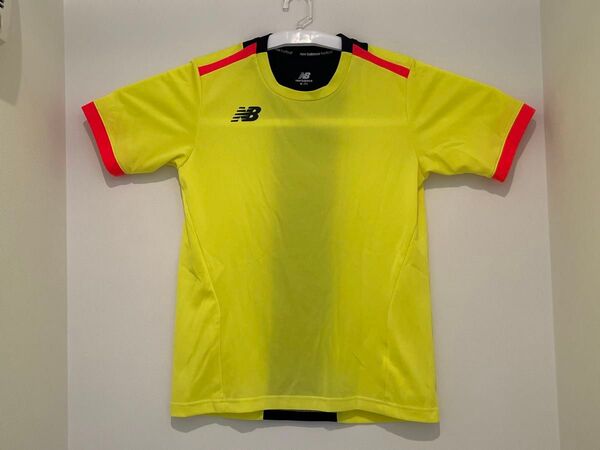 ニューバランス 半袖 Tシャツ(Mサイズ)サッカー トレーニングウェア イエロー×ネイビー プラクティスシャツ