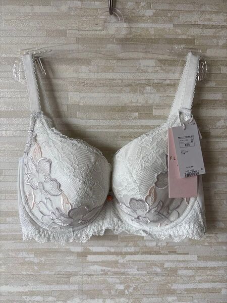 「E75」トリンプ フロラーレ 香り高い華やかなユリの花 ブラジャー