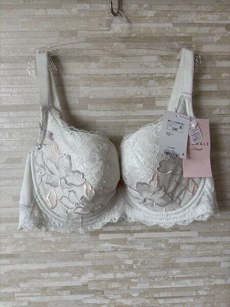 「D90」トリンプ フロラーレ 香り高い華やかなユリの花 ブラジャー