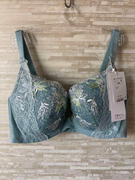 D80」トリンプ レッドレーベル天使のブラ スリムライン 月光の女王 ブラジャー