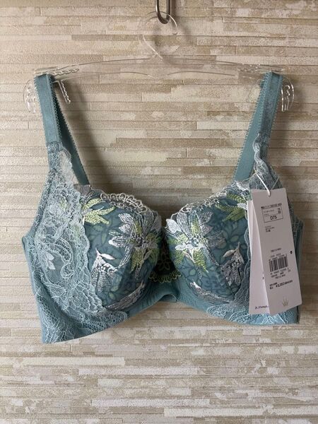 D75」トリンプ レッドレーベル天使のブラ スリムライン 月光の女王 ブラジャー