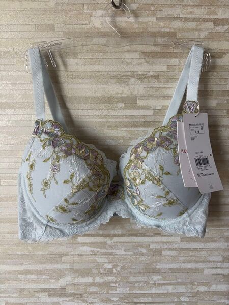 E75」トリンプ プレミアム レッドレーベル 眠り姫バラ咲き ブラジャー