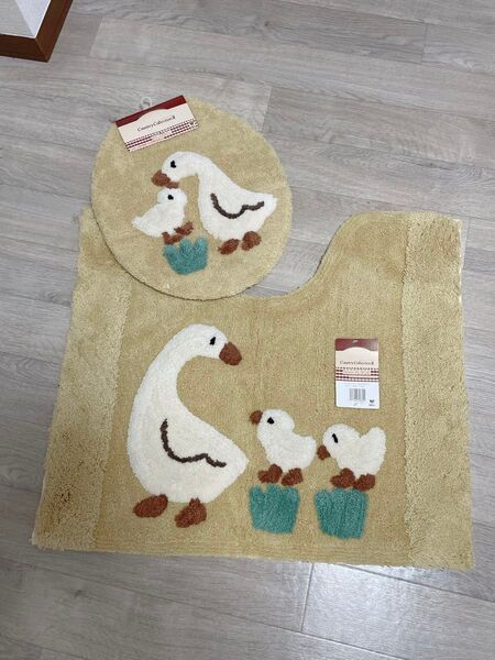 新品!トイレマットとトイレカバーセット アヒル ベージュ くすみベージュ