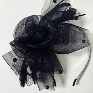 カチューシャ ヘアバンド 黒 立体花モチーフ