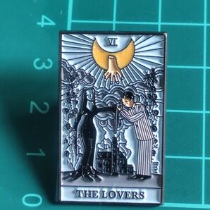 アダムス・ファミリー 恋人(THE LOVERS)タロット ピンバッチ