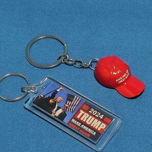 トランプ大統領 記念 キーホルダー2個セット 赤いキャプ アクリルキーホルダー
