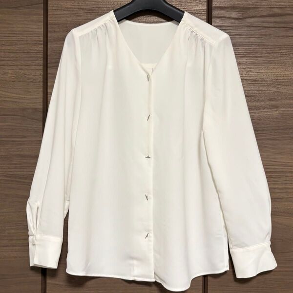 グリーンレーベルリラクシング オシャレボタンのVネックシフォンブラウス