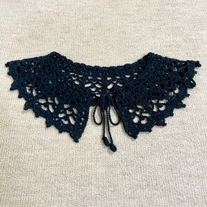 繊細なラメが華やかな黒レースのつけ襟