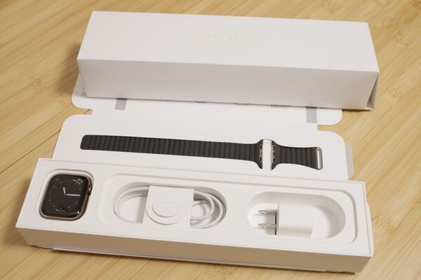AppleWatch Series 5(GPS + Cellularモデル)- 44mmゴールドステンレス ブラックレザーループM