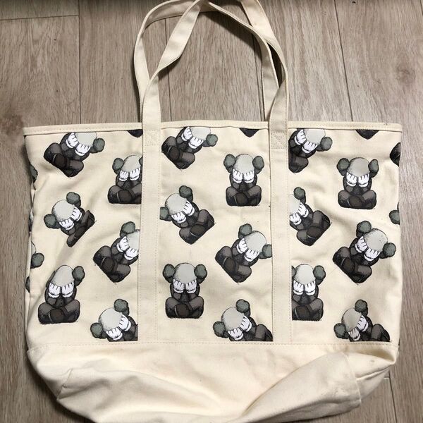 ユニクロ カウズ トートバッグ