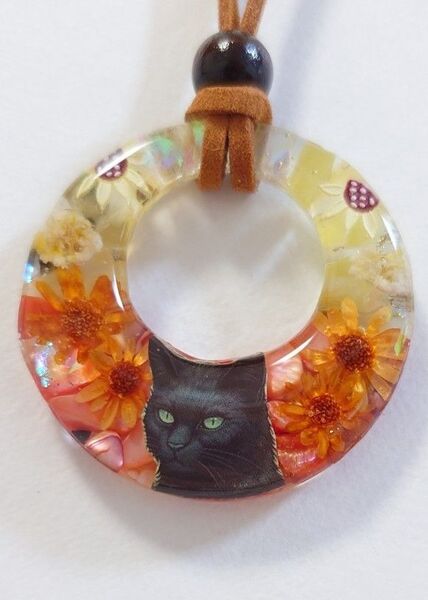 黒猫さん天然石とドライフラワーレジンネックレス☆ 黒猫アクセサリー 黒猫グッズ 天然石レジンネックレス ネックレス
