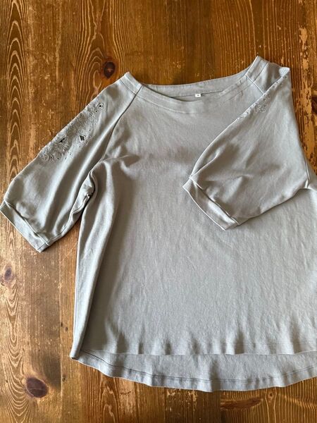 刺繍入りグレー五分袖カットソー