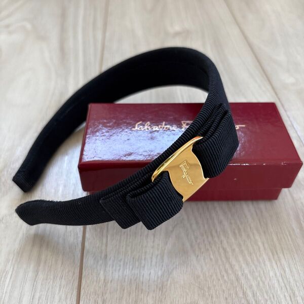 Salvatore Ferragamo フェラガモ ヴァラリボン カチューシャ ヘアバンド 黒×ゴールド金具