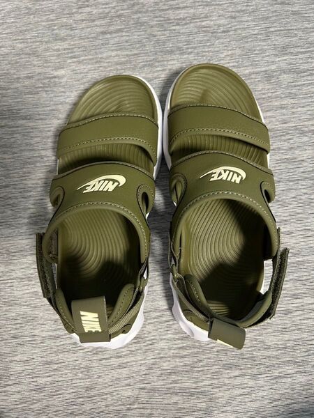 NIKE サンダル23センチ カーキ色