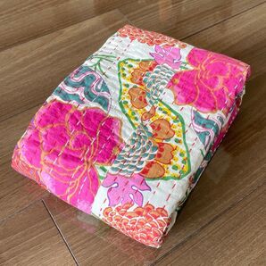 カンタキルト インド 刺し子 ベッドカバー ソファカバー マルチカバー キルト ハンドメイド ピンク 鮮やかな花柄 植物柄