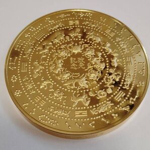 金色のメダル 円形 漢字模様