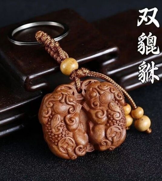 木彫り 可愛い麒麟彫刻 貔貅 お守り キーホルダー オブジェ 根付 40mm 桃の木
