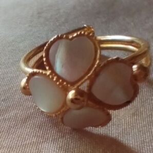 フリーサイズ 貝 クローバー 指輪