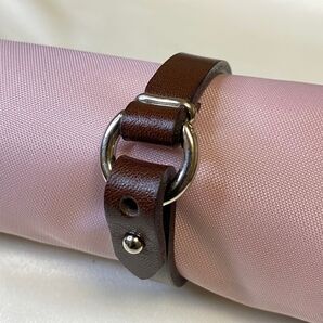 【少々傷あり】レザーバングル 皮革 ブラウン 焦茶 ブレスレット レディース 本革 茶色 アクセサリー