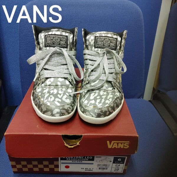 VANSのアニマル柄ハイカットスニーカー
