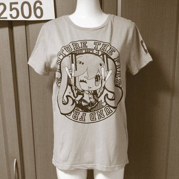 初音ミク×しまむら・半袖TシャツL ベージュ系 イラストレーター「ソウノ」氏の作品です 2017年コラボ 袖に01プリント付き