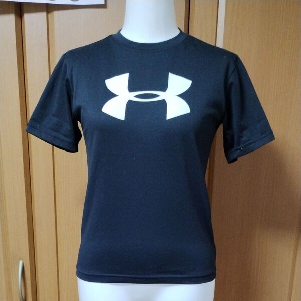 アンダーアーマー半袖TシャツYSM/130cm ブラック UNDER ARMOURロゴプリントも状態良好 吸汗速乾ポリエステル