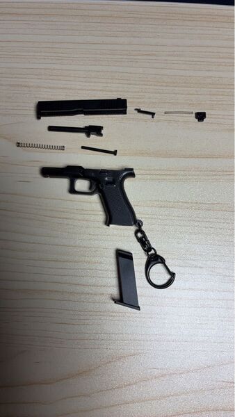 キーホルダー 銃 おもちゃ