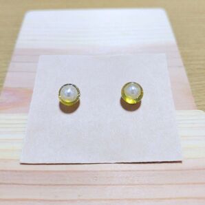 ハンドメイド ピアス レジン パール風ビーズ イエロー ラメ ステンレス