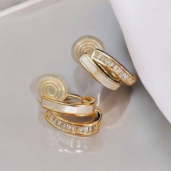【上品×大人可愛い】パール風×ビジュー ゴールドイヤリング 痛くなりにくい