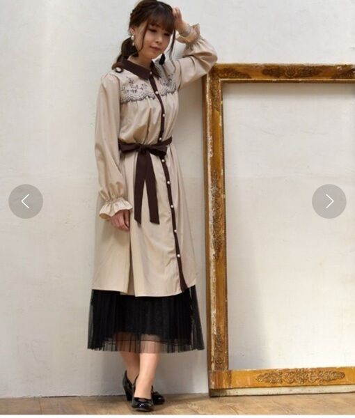 【新品、タグ付き】axes femme ヨークバラ刺繍ワンピース ベージュ