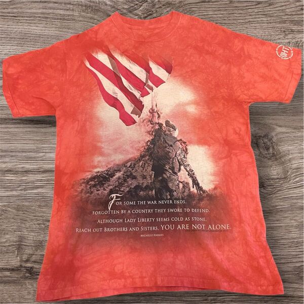 USA古着!美品 ダイダイ柄 The Mountain Tシャツ レッド アメリカ 退役軍人 メッセージ M size